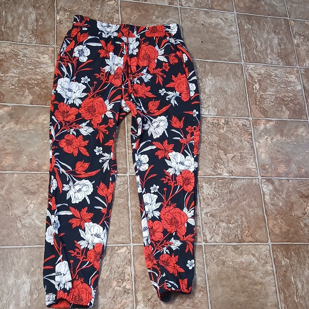 Nwot Floral Print Black Pants in Red and White Size Medium